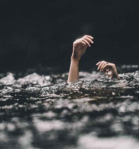 Went home and had a meal and he went for a swim .. What happened next ... | घरी जाऊन जेवण केले आणि तो पोहायला गेला.. पुढे अघटित घडले... Went home and had a meal and he went for a swim .. What happened next ... | घरी जाऊन जेवण केले आणि तो पोहायला गेला.. पुढे अघटित घडले...