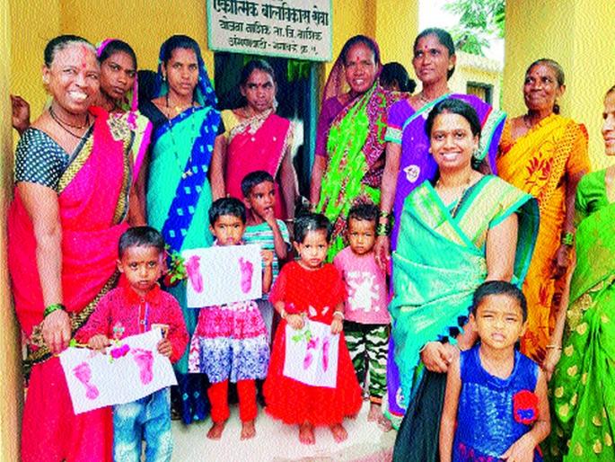 Innovative reception at the school with the footprints of children's feet | मुलांच्या पायांचे ठसे घेऊन शाळेत अभिनव स्वागत Innovative reception at the school with the footprints of children's feet | मुलांच्या पायांचे ठसे घेऊन शाळेत अभिनव स्वागत
