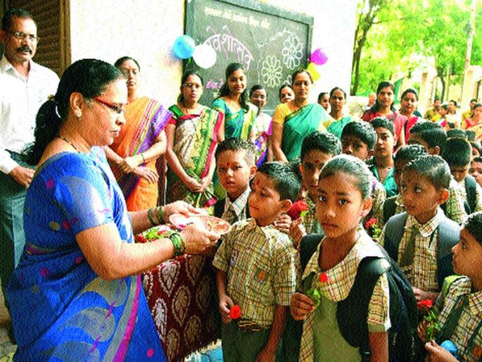 Welcome to the new colors in schools | शाळांमध्ये रंगला नवागतांचा स्वागत सोहळा Welcome to the new colors in schools | शाळांमध्ये रंगला नवागतांचा स्वागत सोहळा