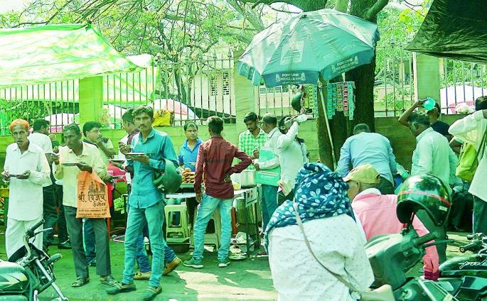 coronavirus; no precautions from hotel owners | coronavirus; खाद्यपदार्थांच्या विक्रेत्यांकडून कुठलीही सावधगिरी नाही! coronavirus; no precautions from hotel owners | coronavirus; खाद्यपदार्थांच्या विक्रेत्यांकडून कुठलीही सावधगिरी नाही!