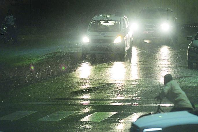 Climate change in Nagpur district, arrival of rains | नागपूर जिल्ह्यात वातावरण बदलले, पावसाचे आगमन Climate change in Nagpur district, arrival of rains | नागपूर जिल्ह्यात वातावरण बदलले, पावसाचे आगमन