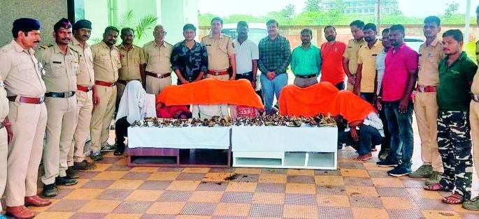 Kita hunts a tiger with a spear in the forest | किटा जंगलात भाल्याने भोसकून केली वाघाची शिकार