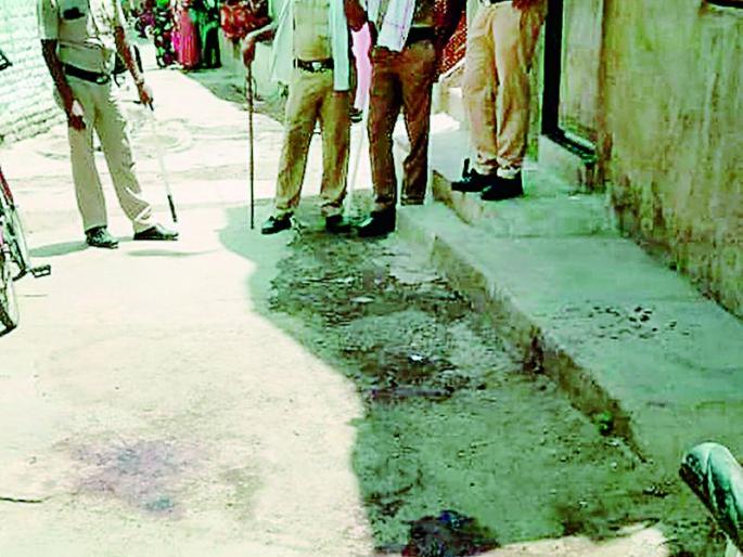 In Malipur, the younger brother stabbed the older one | माळीपुऱ्यात लहान भावाने मोठ्याला भोसकले In Malipur, the younger brother stabbed the older one | माळीपुऱ्यात लहान भावाने मोठ्याला भोसकले