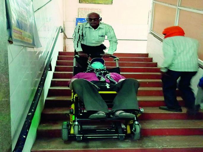A stair-climbing chair has joined the services of the disabled in Government Medical Hospital of Nagpur | नागपूरच्या शासकीय वैद्यकीय रुग्णालयात दिव्यांगांच्या सेवेत रुजू झाली जिना चढणारी खुर्ची A stair-climbing chair has joined the services of the disabled in Government Medical Hospital of Nagpur | नागपूरच्या शासकीय वैद्यकीय रुग्णालयात दिव्यांगांच्या सेवेत रुजू झाली जिना चढणारी खुर्ची