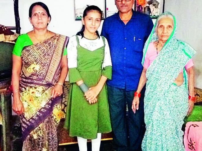 Farmer's Lake 'Devyani' first in the district | शेतकऱ्याची लेक ‘देवयानी’ जिल्ह्यातून प्रथम Farmer's Lake 'Devyani' first in the district | शेतकऱ्याची लेक ‘देवयानी’ जिल्ह्यातून प्रथम