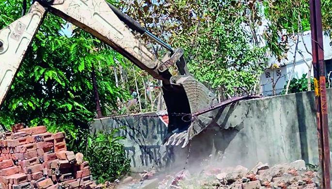 'Kadam' family lays crores of lime on mobile tower company? | ‘कदम’ कुटुंबीयांनी लावला मोबाईल टॉवर कंपनीला कोटींचा चुना?