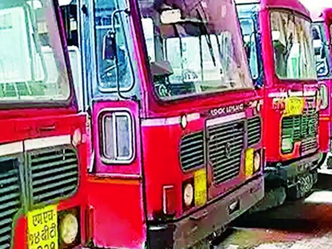 Half the redheads are running down the street; Increased crowd of passengers! | निम्म्या लालपरी धावताहेत रस्त्यावर; प्रवाशांची वाढली गर्दी! Half the redheads are running down the street; Increased crowd of passengers! | निम्म्या लालपरी धावताहेत रस्त्यावर; प्रवाशांची वाढली गर्दी!