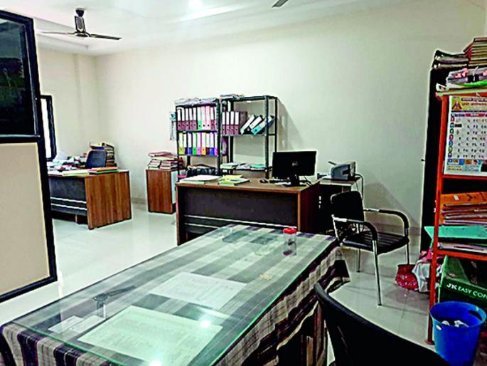 Mercury at 46 degrees; Government employees at home in the afternoon for cooler air | पारा 46 अंशावर; शासकीय कर्मचारी कुलरच्या हवेसाठी भर दुपारी घरी Mercury at 46 degrees; Government employees at home in the afternoon for cooler air | पारा 46 अंशावर; शासकीय कर्मचारी कुलरच्या हवेसाठी भर दुपारी घरी