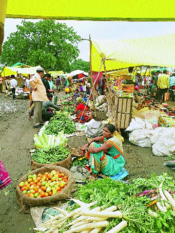 Palebhajya expensive in Aurangabad | औरंगाबादेत पालेभाज्या महागल्या Palebhajya expensive in Aurangabad | औरंगाबादेत पालेभाज्या महागल्या