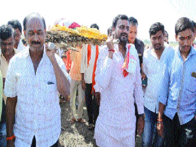 25 tanks of the movement are going on | आंदोलनाच्या दणक्याने २५ टँकर सुरू 25 tanks of the movement are going on | आंदोलनाच्या दणक्याने २५ टँकर सुरू