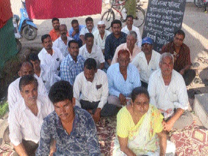 Malaria workers' disproportionate damage movement | मलेरिया कर्मचाऱ्यांचे बेमुदत धरणे आंदोलन Malaria workers' disproportionate damage movement | मलेरिया कर्मचाऱ्यांचे बेमुदत धरणे आंदोलन