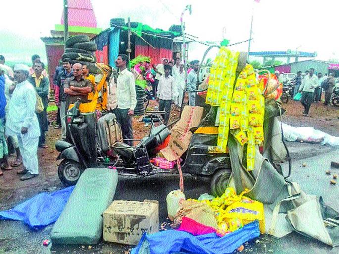 Four killed in a car crash | घोटीतील अपघातात चार जागीच ठार Four killed in a car crash | घोटीतील अपघातात चार जागीच ठार