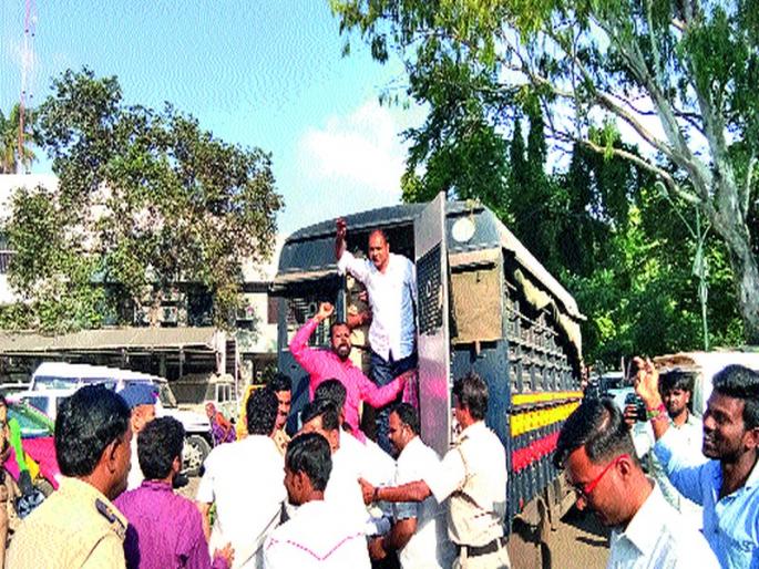 Movement in 'Prahar' Collector Office | ‘प्रहार’चे जिल्हाधिकारी कार्यालयात आंदोलन