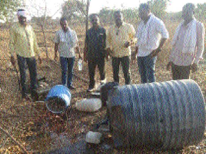 Havana spoiled the pistol | हिवऱ्यात हातभट्टीचा दारूअड्डा उद्ध्वस्त Havana spoiled the pistol | हिवऱ्यात हातभट्टीचा दारूअड्डा उद्ध्वस्त