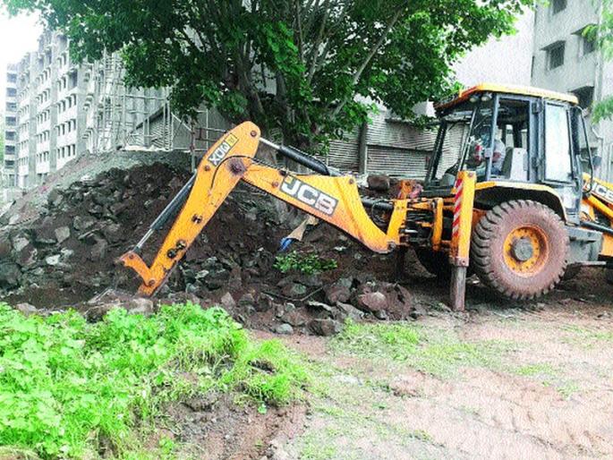 Decided ritual compound | दशक्रिया विधीचे कंपाउंड पाडले Decided ritual compound | दशक्रिया विधीचे कंपाउंड पाडले