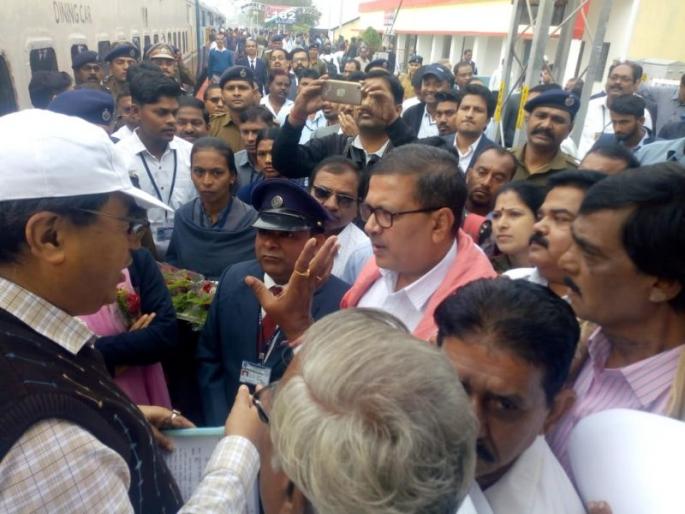 Madhukar Kukde in Bhandara district was beaten by the railway police | भंडारा जिल्ह्यात मधुकर कुकडे यांना रेल्वे पोलिसांकडून धक्काबुक्की