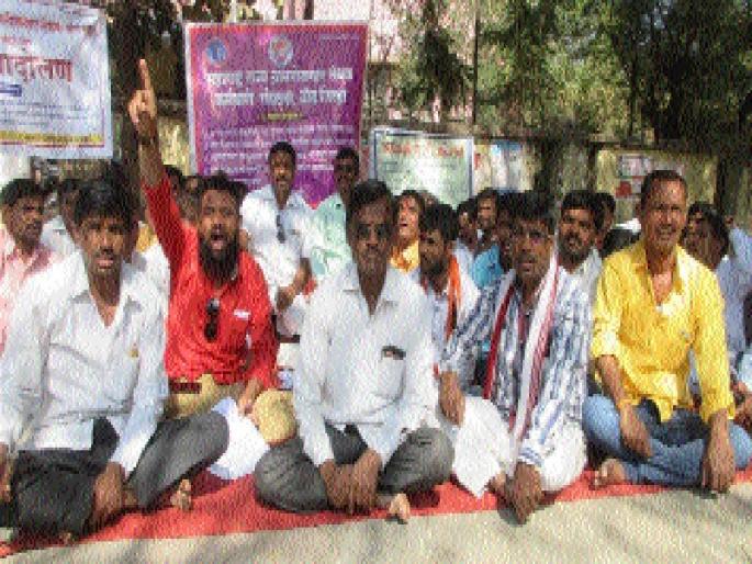 Movement of village workers in Beed district | बीड जिल्ह्यात ग्रामरोजगार सेवकांचे आंदोलन Movement of village workers in Beed district | बीड जिल्ह्यात ग्रामरोजगार सेवकांचे आंदोलन