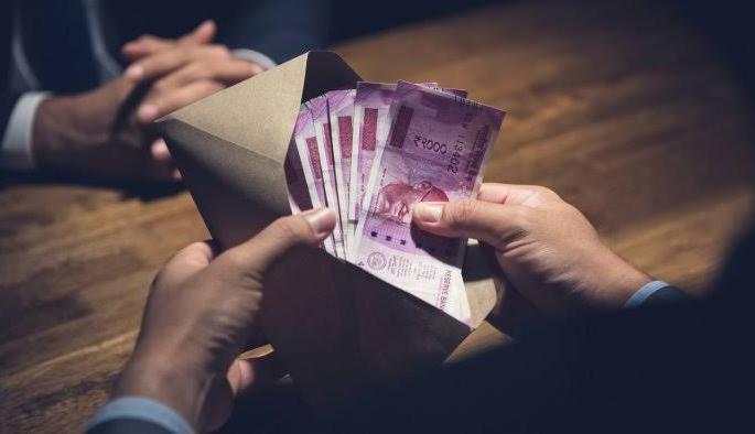 Police recovery continues .., six officers, two employees trapped during coronation! | पोलिसांची वसुली सुरूच.., कोरोनाकाळात सहा अधिकारी, दोन कर्मचारी जाळ्यात !