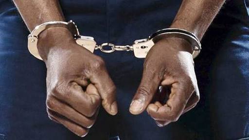The Mocca accused was arrested in marriage ceremoney | लग्नाच्या बेडीत अडकणाऱ्या मोक्काच्या आरोपीला पडली पोलिसांची हातकडी The Mocca accused was arrested in marriage ceremoney | लग्नाच्या बेडीत अडकणाऱ्या मोक्काच्या आरोपीला पडली पोलिसांची हातकडी