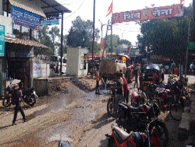 Gandhigiri against the poor governance of Ambad Municipal Corporation | अंबड नगर पालिकेच्या ढिसाळ कारभाराविरोधात गांधीगिरी Gandhigiri against the poor governance of Ambad Municipal Corporation | अंबड नगर पालिकेच्या ढिसाळ कारभाराविरोधात गांधीगिरी