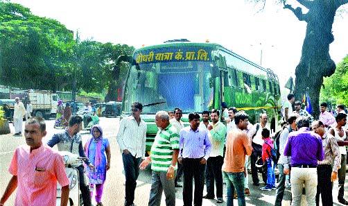 Help of the private transport managers | खासगी वाहतूकदारांची महामंडळाला मदत Help of the private transport managers | खासगी वाहतूकदारांची महामंडळाला मदत