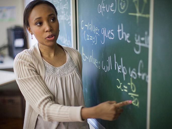 The teachers get tired pay | शिक्षकांचे थकीत वेतन मिळावे