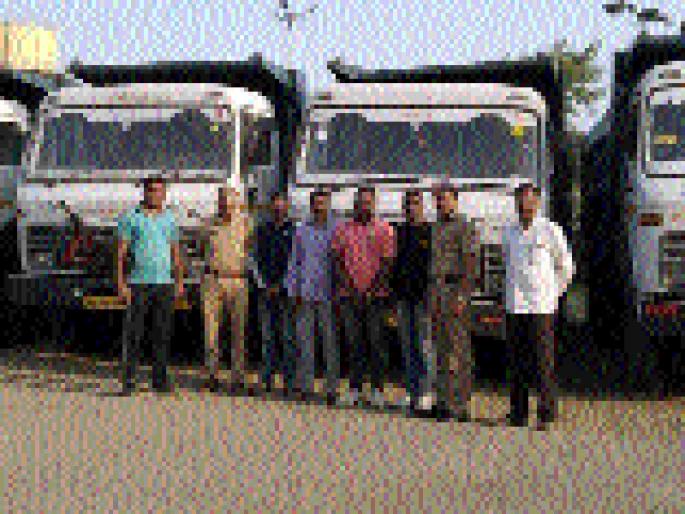Sand smugglers captured 4 highways | वाळू तस्करी करणारे ४ हायवा पकडले Sand smugglers captured 4 highways | वाळू तस्करी करणारे ४ हायवा पकडले