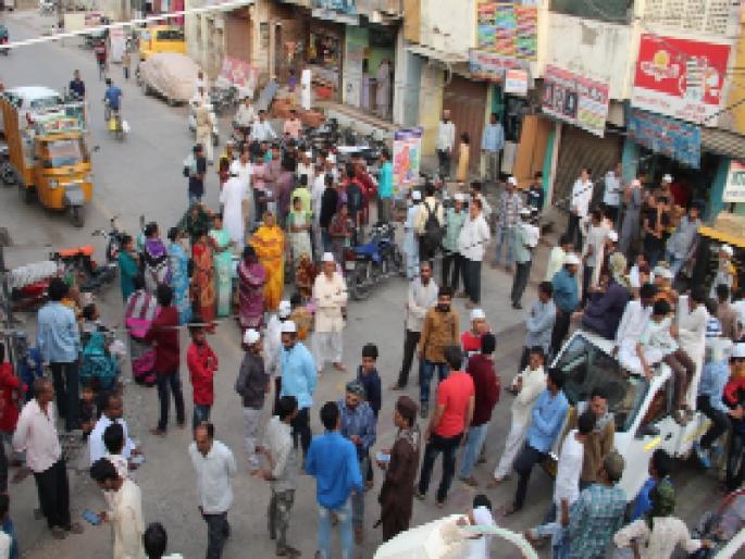 Road to water in Jalna | जालन्यात पाण्यासाठी रास्तारोको Road to water in Jalna | जालन्यात पाण्यासाठी रास्तारोको