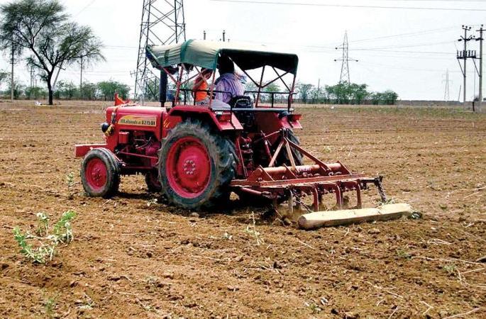Mechanical tillage of agriculture beyond the reach of farmers; Bank of tools required | शेतीची यांत्रिक मशागत शेतकऱ्यांच्या आवाक्याबाहेर; अवजारांची बँक आवश्यक Mechanical tillage of agriculture beyond the reach of farmers; Bank of tools required | शेतीची यांत्रिक मशागत शेतकऱ्यांच्या आवाक्याबाहेर; अवजारांची बँक आवश्यक