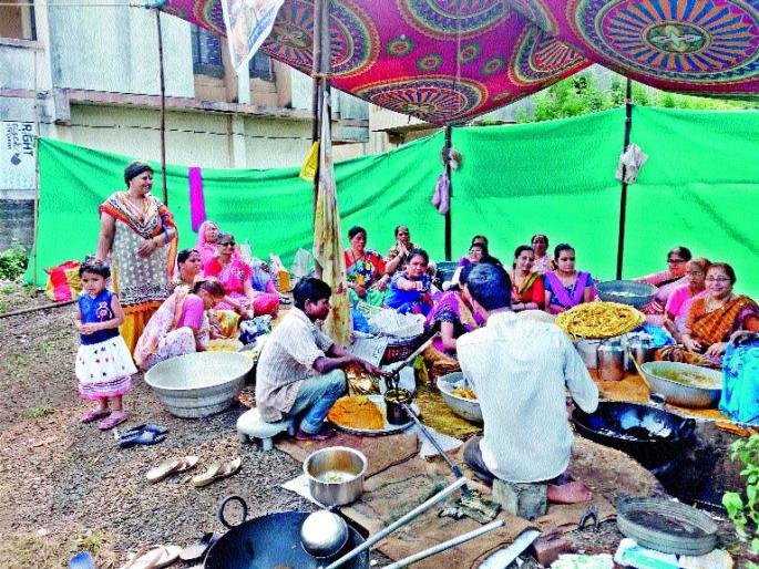 Focus on making snacks from others | आचाºयांकडून फराळ बनवून घेण्यावर भर Focus on making snacks from others | आचाºयांकडून फराळ बनवून घेण्यावर भर