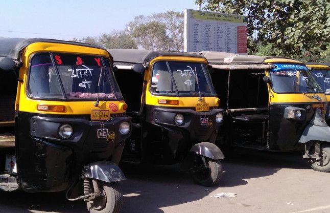 Both of them were detained from the rickshaw | रिक्षातून मुद्देमाल लंपास करणारे दोघे ताब्यात Both of them were detained from the rickshaw | रिक्षातून मुद्देमाल लंपास करणारे दोघे ताब्यात