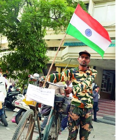 India tour on 'bicycle' | ‘तो’ सायकलवर निघालाय भारत भ्रमणाला India tour on 'bicycle' | ‘तो’ सायकलवर निघालाय भारत भ्रमणाला
