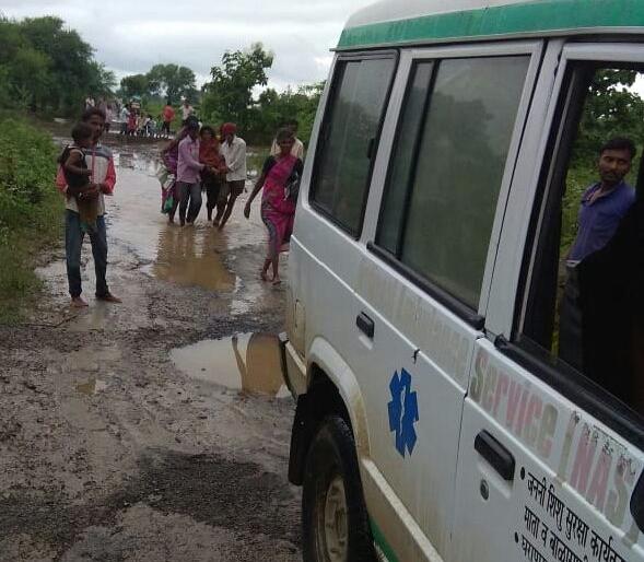 Woman delivered a baby in ambulance in Yawatmal district | यवतमाळ जिल्ह्यात रुग्णवाहिकेत झाली महिला प्रसूत; मुसळधार पावसाचा फटका