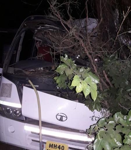 Accident of wedding party in Chandrapur district; 12 seriously injured | चंद्रपूर जिल्ह्यात लग्नाच्या वरातीचा अपघात; नवरदेवासह १२ गंभीर जखमी Accident of wedding party in Chandrapur district; 12 seriously injured | चंद्रपूर जिल्ह्यात लग्नाच्या वरातीचा अपघात; नवरदेवासह १२ गंभीर जखमी