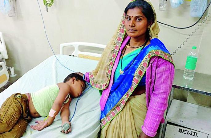 The child took out a rupee coin swallowed out | बालकाने गिळलेले एक रुपयाचे नाणे काढले बाहेर