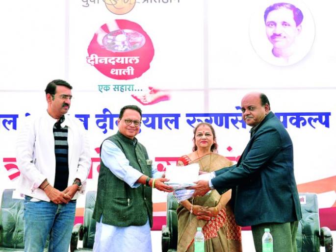 Force people's representatives to 'government' treatment; Vijay Darda | लोकप्रतिनिधींना ‘शासकीय’ उपचाराची सक्ती करा; विजय दर्डा Force people's representatives to 'government' treatment; Vijay Darda | लोकप्रतिनिधींना ‘शासकीय’ उपचाराची सक्ती करा; विजय दर्डा