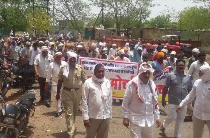 Morcha for water led by former minister Shivajirao Moghe | काँग्रेस माजी मंत्री शिवाजीराव मोघे यांच्या नेतृत्वात घागर मोर्चा Morcha for water led by former minister Shivajirao Moghe | काँग्रेस माजी मंत्री शिवाजीराव मोघे यांच्या नेतृत्वात घागर मोर्चा