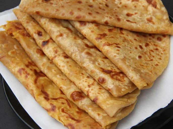 Married girls hangout with treet and joy in native place | यवतमाळातील पुरणपोळीच्या पाहुणचाराने माहेरवाशिणी झाल्या तृप्त Married girls hangout with treet and joy in native place | यवतमाळातील पुरणपोळीच्या पाहुणचाराने माहेरवाशिणी झाल्या तृप्त