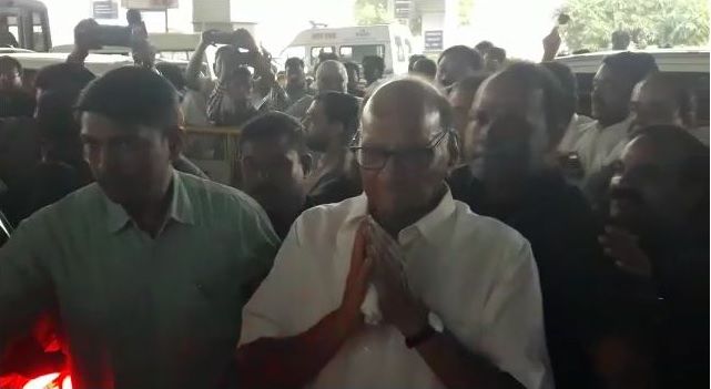 Sharad Pawar arrives in Nagpur | शरद पवार यांचे नागपुरात आगमन Sharad Pawar arrives in Nagpur | शरद पवार यांचे नागपुरात आगमन