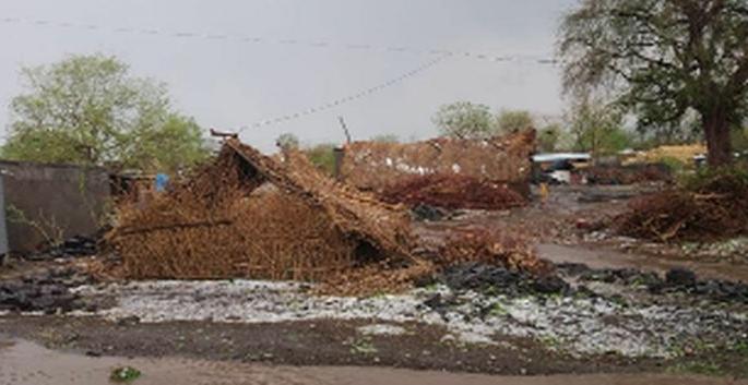 Hailstorm with windy vans | वादळी वायांसह गारपीटीचा फटका 