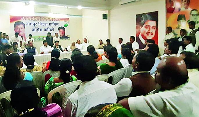 Arguments between Vasanik-Raut supporters in Nagpur | नागपुरात वासनिक-राऊत समर्थकांमध्ये खडाजंगी Arguments between Vasanik-Raut supporters in Nagpur | नागपुरात वासनिक-राऊत समर्थकांमध्ये खडाजंगी