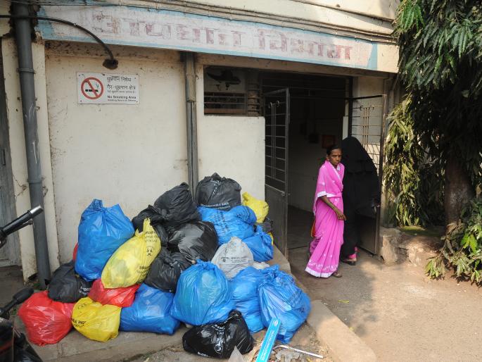 CPR Bio-medical waste lifted, Lokmat bunch, patients, relatives expressed satisfaction | कोल्हापूर : सीपीआरच्या जैव वैद्यकिय कचरा उचलला, लोकमतचा दणका, रुग्ण, नातेवाईकांकडून समाधान व्यक्त