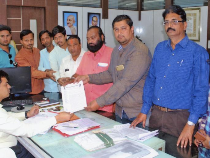 Kolhapur: Removal of inadmissibility of Bhaji Mandi, request to Commissioner, on behalf of Beard Unfair Action Committee | कोल्हापूर : भाजी मंडईतील गैरसोयी दूर करा, बी वॅर्ड अन्याय निवारण कृती समितीच्यावतीने आयुक्तांना निवेदन