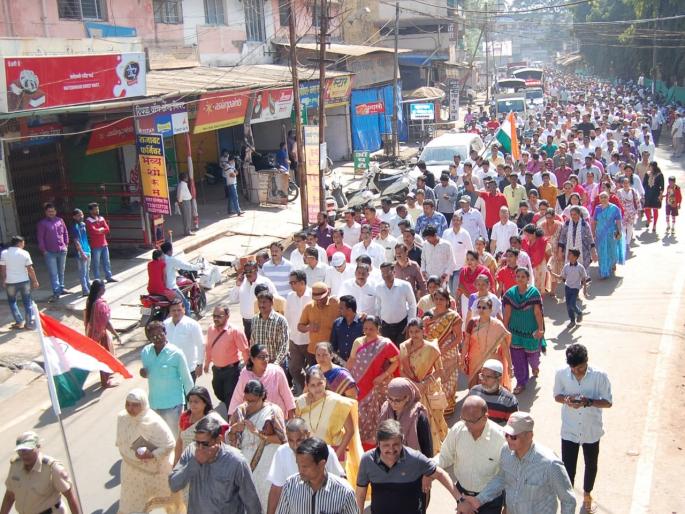 The silence of the silence in Chishuna was stopped | चिपळुणात कडकडीत बंद पाळून काढला मूकमोर्चा The silence of the silence in Chishuna was stopped | चिपळुणात कडकडीत बंद पाळून काढला मूकमोर्चा