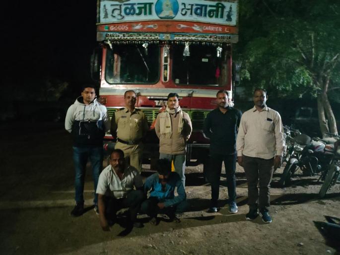 The two were arrested for carrying bags of fertilizer along with a truck | ट्रकसह खतांची पोती घेऊन पोबारा केलेले दोघे अटक, दोन दिवसांत लागला छडा The two were arrested for carrying bags of fertilizer along with a truck | ट्रकसह खतांची पोती घेऊन पोबारा केलेले दोघे अटक, दोन दिवसांत लागला छडा