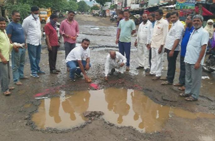 Gandhigiri of the villagers, worship of the stones in the road | ग्रामस्थांची गांधिगिरी, रस्त्यातील खड्यांची केली पूजा Gandhigiri of the villagers, worship of the stones in the road | ग्रामस्थांची गांधिगिरी, रस्त्यातील खड्यांची केली पूजा