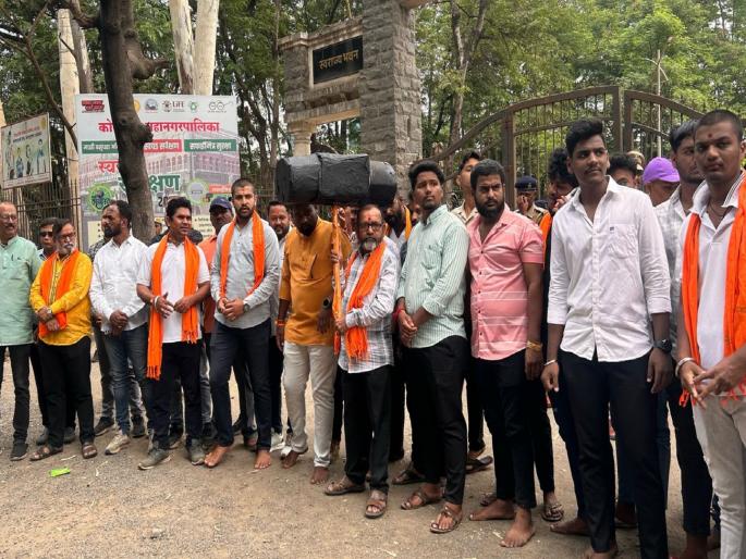 Hindutva activists protest by hammering Aurangzeb symbolic tomb in Kolhapur, clash with police | कोल्हापुरात हिंदुत्ववाद्यांचे औरंगजेबाच्या प्रतिकात्मक कबरीवर हातोडा मार आंदोलन, पोलिसांसोबत झटापट Hindutva activists protest by hammering Aurangzeb symbolic tomb in Kolhapur, clash with police | कोल्हापुरात हिंदुत्ववाद्यांचे औरंगजेबाच्या प्रतिकात्मक कबरीवर हातोडा मार आंदोलन, पोलिसांसोबत झटापट