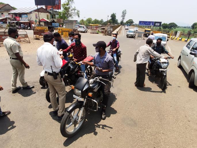 Fear of confiscation, congestion of vehicles, tightening of curfew | जप्तीची धास्ती, अन् वाहनांची गर्दी ओसरली, संचारबंदीत कडक पाऊल Fear of confiscation, congestion of vehicles, tightening of curfew | जप्तीची धास्ती, अन् वाहनांची गर्दी ओसरली, संचारबंदीत कडक पाऊल