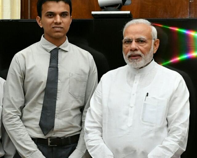 Rickshawkala's son blows on National Youth Awards | रिक्षा चालकाचा मुलगा ठरला युवा पुरस्काराचा मानकरी; महाराष्ट्राच्या पुत्राची अभिमानास्पद भरारी Rickshawkala's son blows on National Youth Awards | रिक्षा चालकाचा मुलगा ठरला युवा पुरस्काराचा मानकरी; महाराष्ट्राच्या पुत्राची अभिमानास्पद भरारी