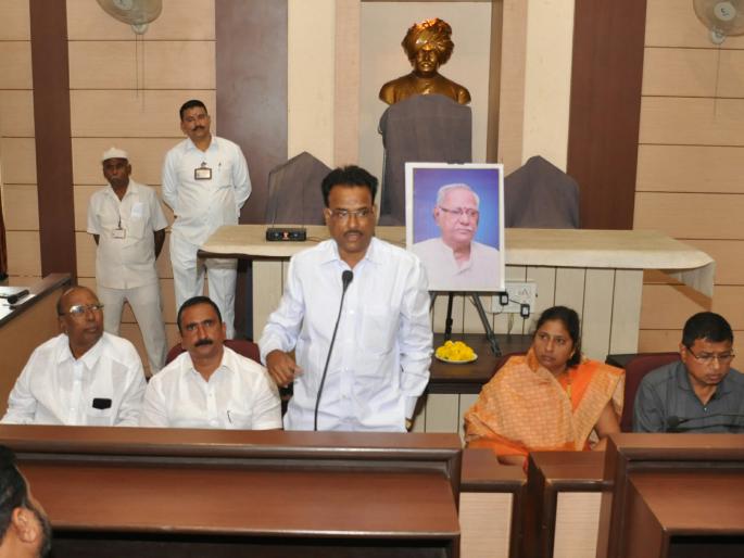 Ramesh Desai's posthumous lifetime achievement award | रमेश देसाई यांना मरणोत्तर जीवनगौरव पुरस्कार Ramesh Desai's posthumous lifetime achievement award | रमेश देसाई यांना मरणोत्तर जीवनगौरव पुरस्कार